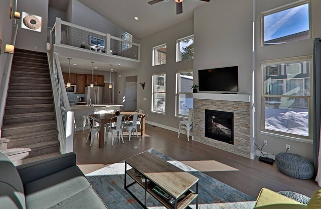 Emplacement! Marcher aux restaurants, épicerie, arrêt de bus de ski! NOUVEAU Modern Townhouse 2Br à Rendezvous