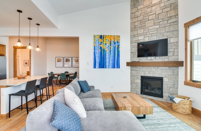 Winter Park Retreat: Balcony, Hot Tub & Fireplace!
