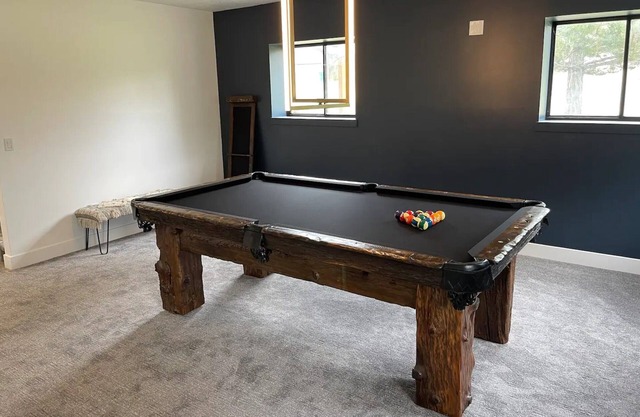 Winter Ski Cabin Escape: Pool Table Game Room Event Hall & Views!