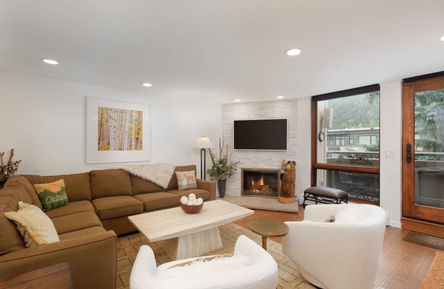 Vues étonnantes sur la montagne Aspen. Emplacement pratique toute l'année! Ascenseur, parking gratuit, foyer au gaz.