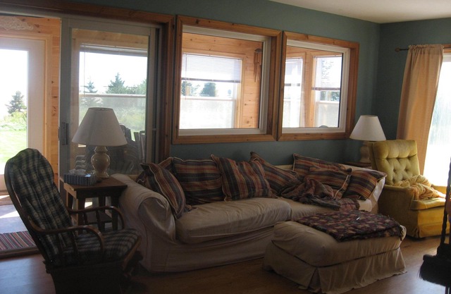 Cottage en bord de mer en hiver avec cheminée, moustiquaire sous véranda et terrasse