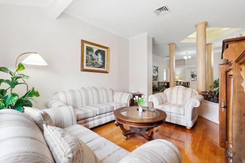 Winthrop Mansion - 5 Bed, 3 Bath, Pool Table, Bbq