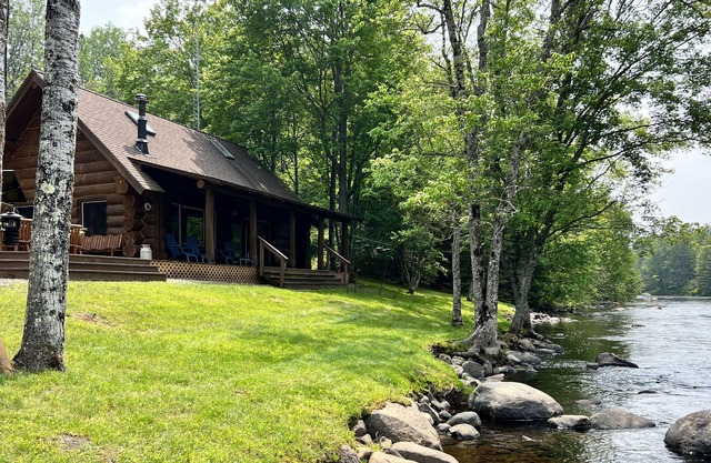 Beautiful, rustic cabin, just feet from the Peshtigo River