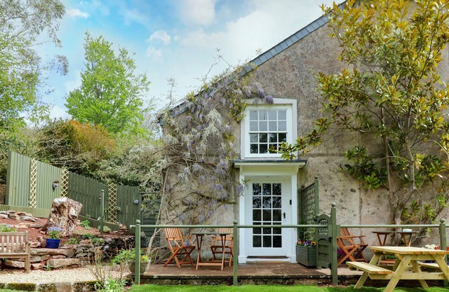 WISTERIA COTTAGE, pet friendly, character holiday cottage in Marldon