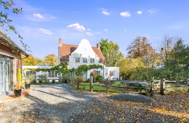 Detached 3 double bedroom family home oozing country charm with a spacious garden