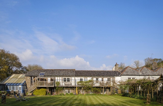 WISTERIA SUITE, pet friendly, character holiday cottage in Dittisham