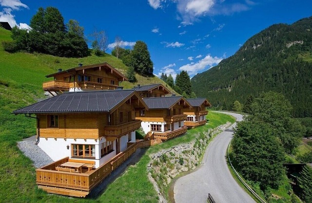 Avec beaucoup d'amour, construit des chalets de cabine dans un emplacement privilégié!