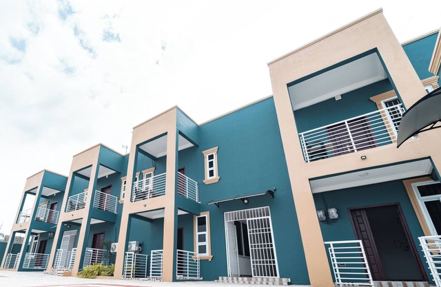 With ocean views and just 300m from the beach, this is place to enjoy your stay.