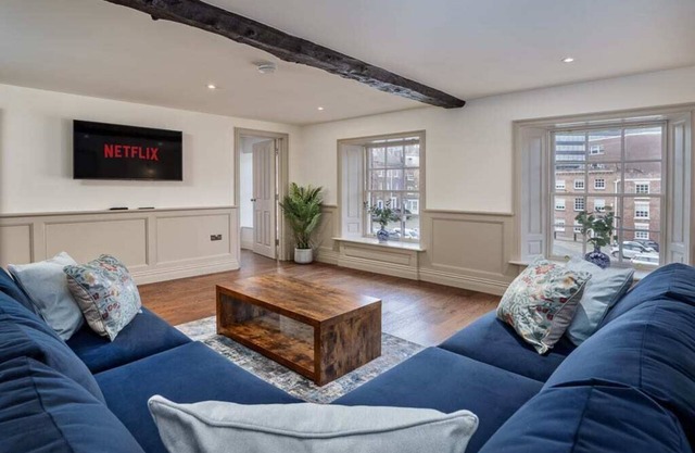 With Parking -Historic-Charm,City Centre-Modern Comfort