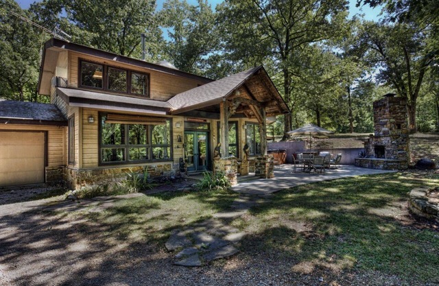 Wits End Cabin On 65 Gated Acres, Amazing Outdoor Fireplace & Hot Tub