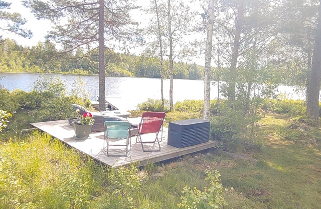 Wohng. f. 2 personnes au bord du lac de la forêt près de Vimmerby, kl. Terrasse avec vue sur le lac, Ruderb., Jetée