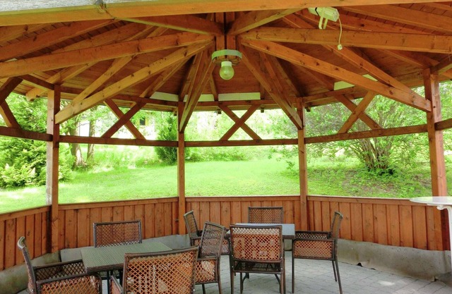 Appartement dans une villa avec jardin