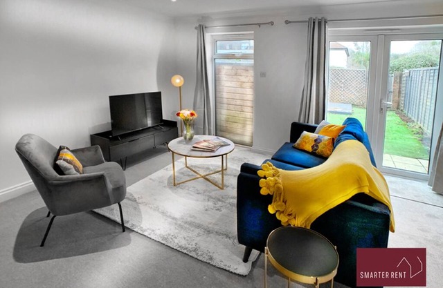 Woking - 2 Bedroom House - With Garden