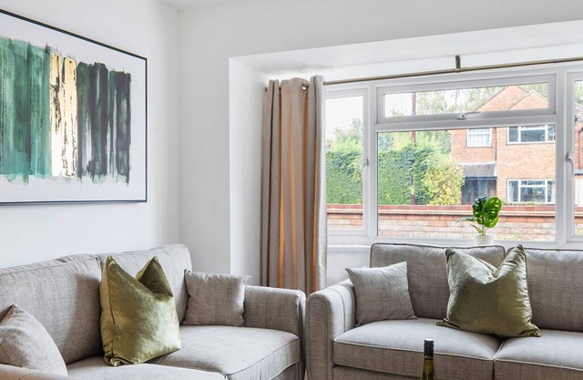 Woking -Garden, Driveway Parking, 4Bed