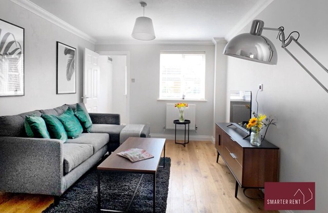 Wokingham, 2 Bedroom Flat - Private Entrance