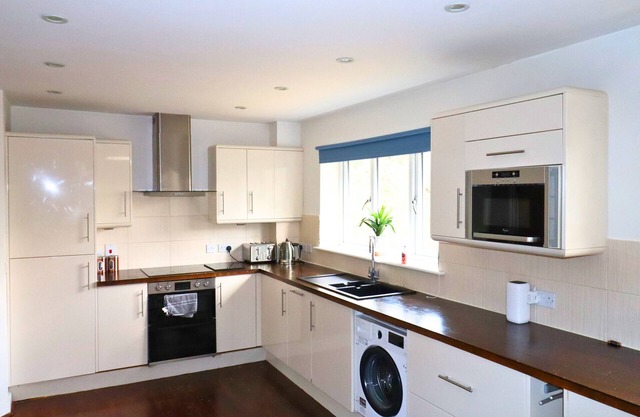 Wokingham - Contemporary, Spacious - Three Bedroom (Two Bathroom) Apartment
