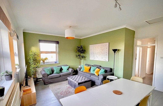 Wokingham Stylish and Spacious 3 Bedroom Townhouse