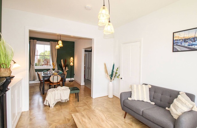 WOLF COTTAGE, pet friendly, character holiday cottage in Weymouth