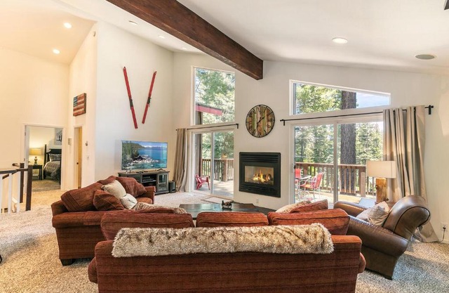 Wolf Den - Bright Open Concept 3 Bedroom- Hot Tub, Pet-Friendly, Minutes from Skiing!