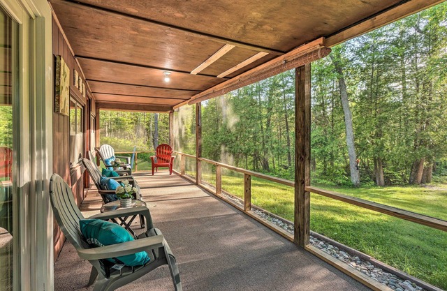 Wolfs River Retreat w/ Yard & River Access!