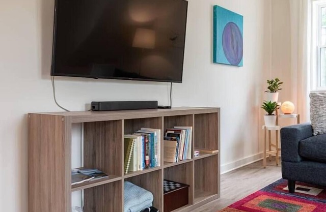 Fabulous Downtown Wolfville Suite with Parking , AC, Laundry