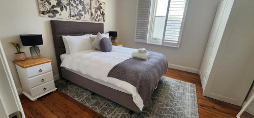 Wollongong CBD home with parking, Wi-Fi, AC near to hospital, train & stadium