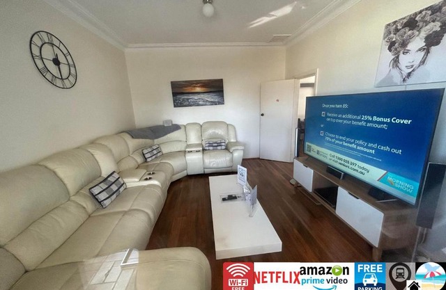 Wollongong station holiday house with Wi-Fi,75 Inch TV, Netflix,Parking,Beach