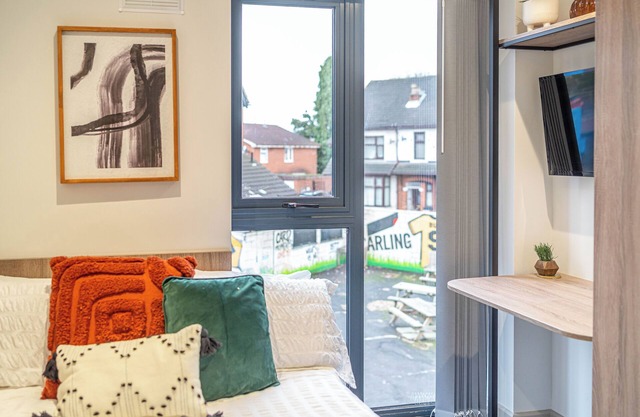 Wolverhampton 2 Apartments - Excellent Location w Free Parking and Wifi