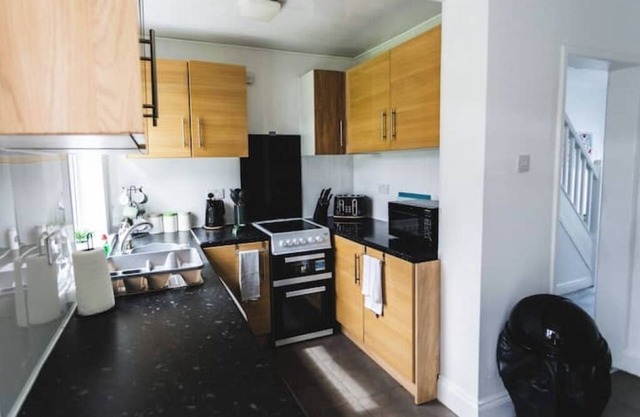 Wolverhampton, M54 - Driveway - 3 bedrm, 5 singles