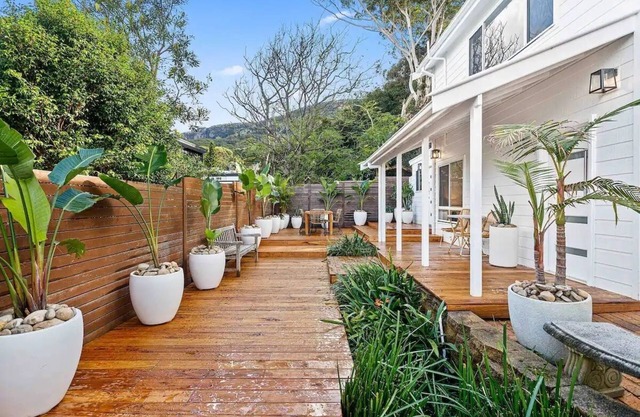 Wombarra Luxe Cottage - Five Minute Walk to the Beach