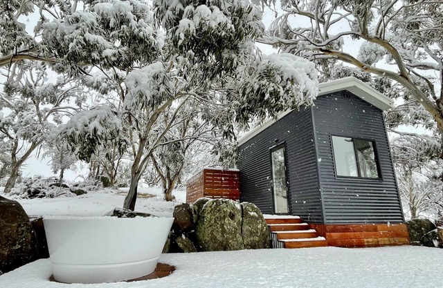 Wombat - Beautiful Secluded Tinyhouse close to the Ski resorts, Snowy Mountains