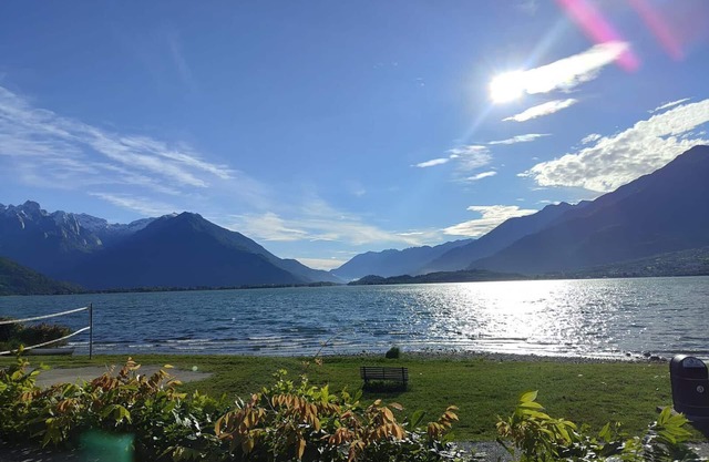 Bungalow moderne avec piscine privée, sur la plage dans un lac exclusive