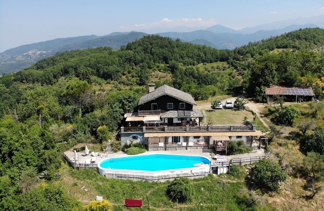 merveilleux chalets dans la nature intacte du nord de la Toscane, piscine privée & SPA