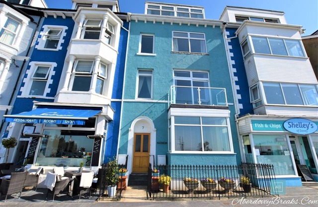 Wonderful 3 bedroom Apartment Sleeping 6 With Stunning Sea Views.