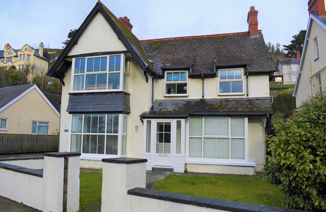 Wonderful 7 bedroom House in Aberdovey,sleeps up to 16, Pet Friendly with garden