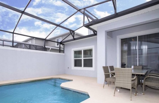 Wonderful brand new 5 bed/4 bath Storey Lake, FREE WATER PARK AND PRIVATE POOL!!