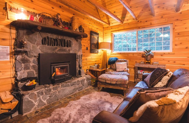 Wonderful Cabin with Hot Tub & Fireplace in Government Camp - Walk Everywhere