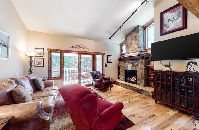 Wonderful condo close to lifts w/ deck, full kitchen, fireplace, & washer/dryer