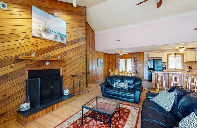 Wonderful dog-friendly home w/deck, W/D, large backyard, & A/C