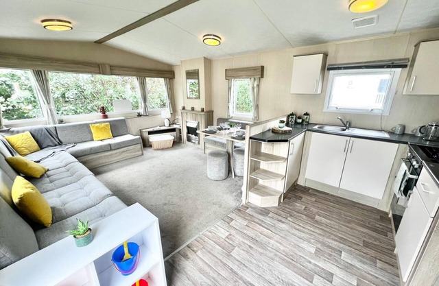Wonderful dog-friendly caravan at Kessingland Beach in Suffolk ref 90033BC