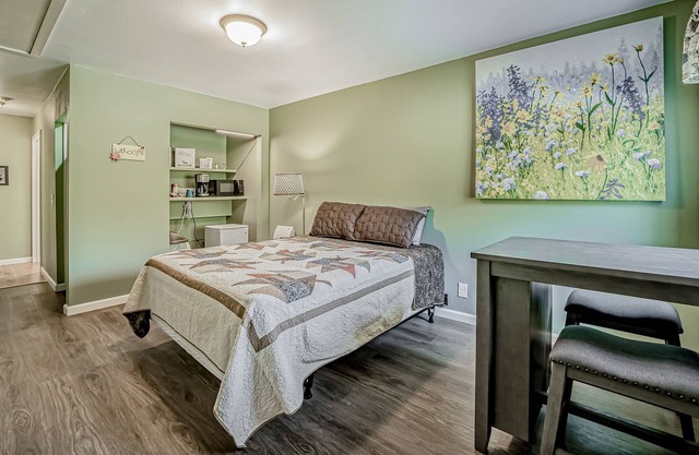 Wonderful Getaway Near the Beach & Attractions w/ Kitchenette & Free WiFi!