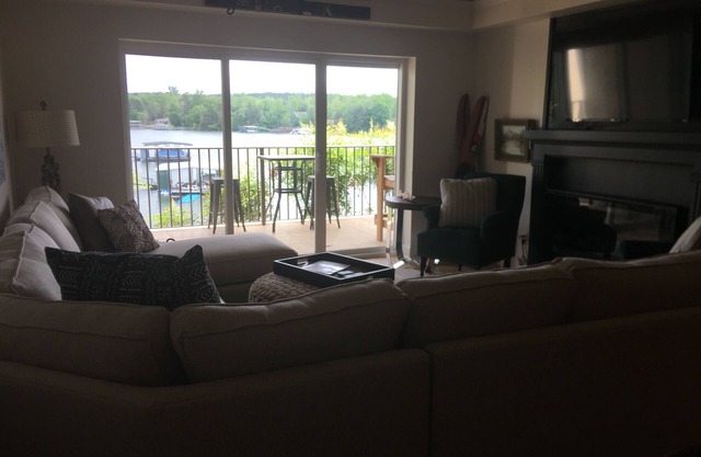 Wonderful ground floor condo at the beautiful Smith Lake.