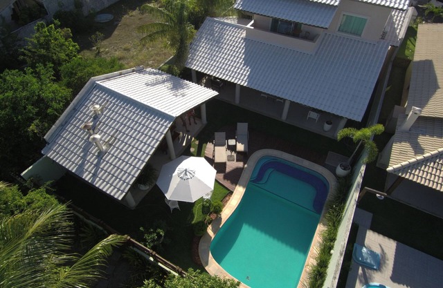 MAGNIFIQUE MAISON AU BORD DE LA RIVIÈRE, PISCINE, COND. proche, bon prix