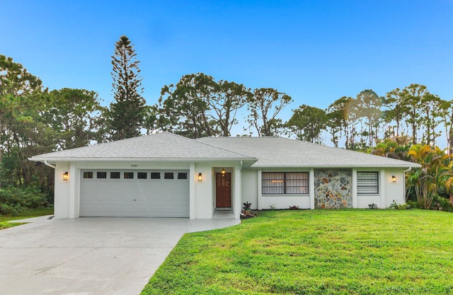 Fully renovated after Ian!!! Charming 3/2 Farm house style!
