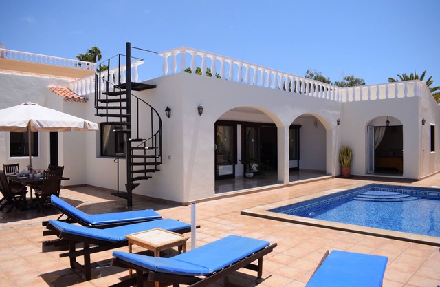 Magnifique villa indépendante, 3 chambres, 3 salles de bains, piscine chauffée, Costa Adeje