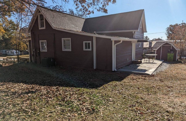 Wonderful Landrum Getaway with Hot Tub 4/2 home close to Tryon!nn