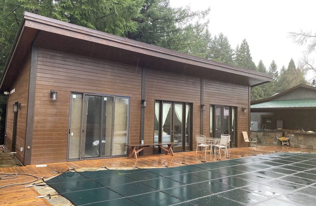 Wonderful Large Studio Pool House on River Close to all Inside Molalla Park