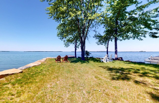 Wonderful multi-level home right on lake with WiFi, private washer/dryer, & deck