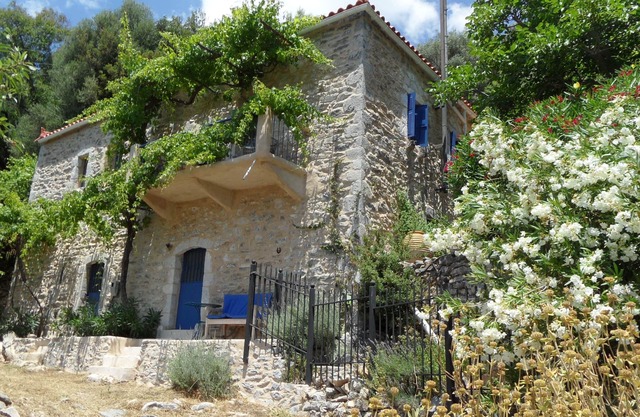 ancienne maison en pierre magnifique, avec vue sur la mer et les montagnes
