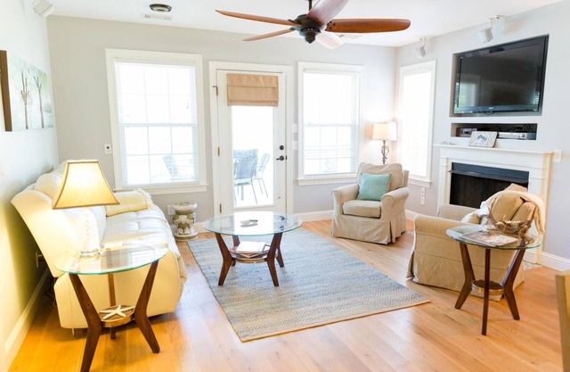 Pet-Friendly maison de luxe avec une piscine, un foyer et une terrasse blindée!